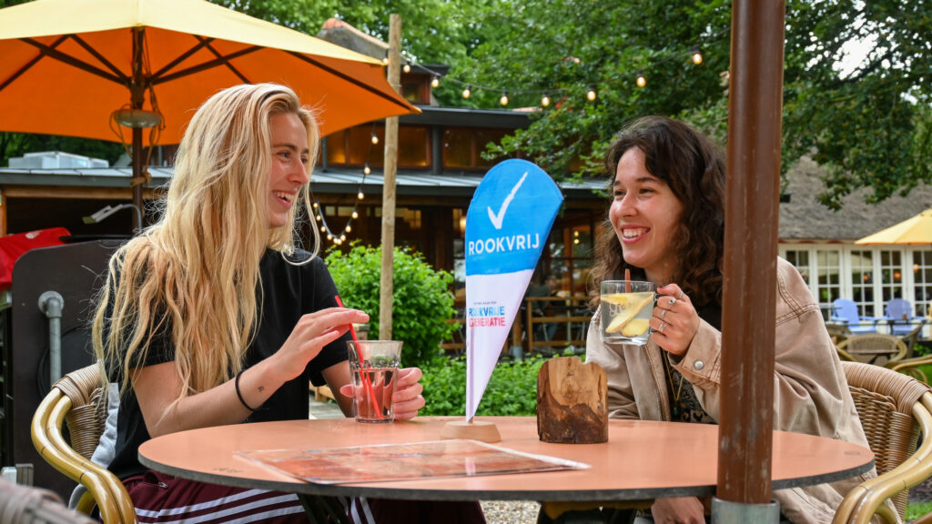 jonge vrouwen op rookvrij terras