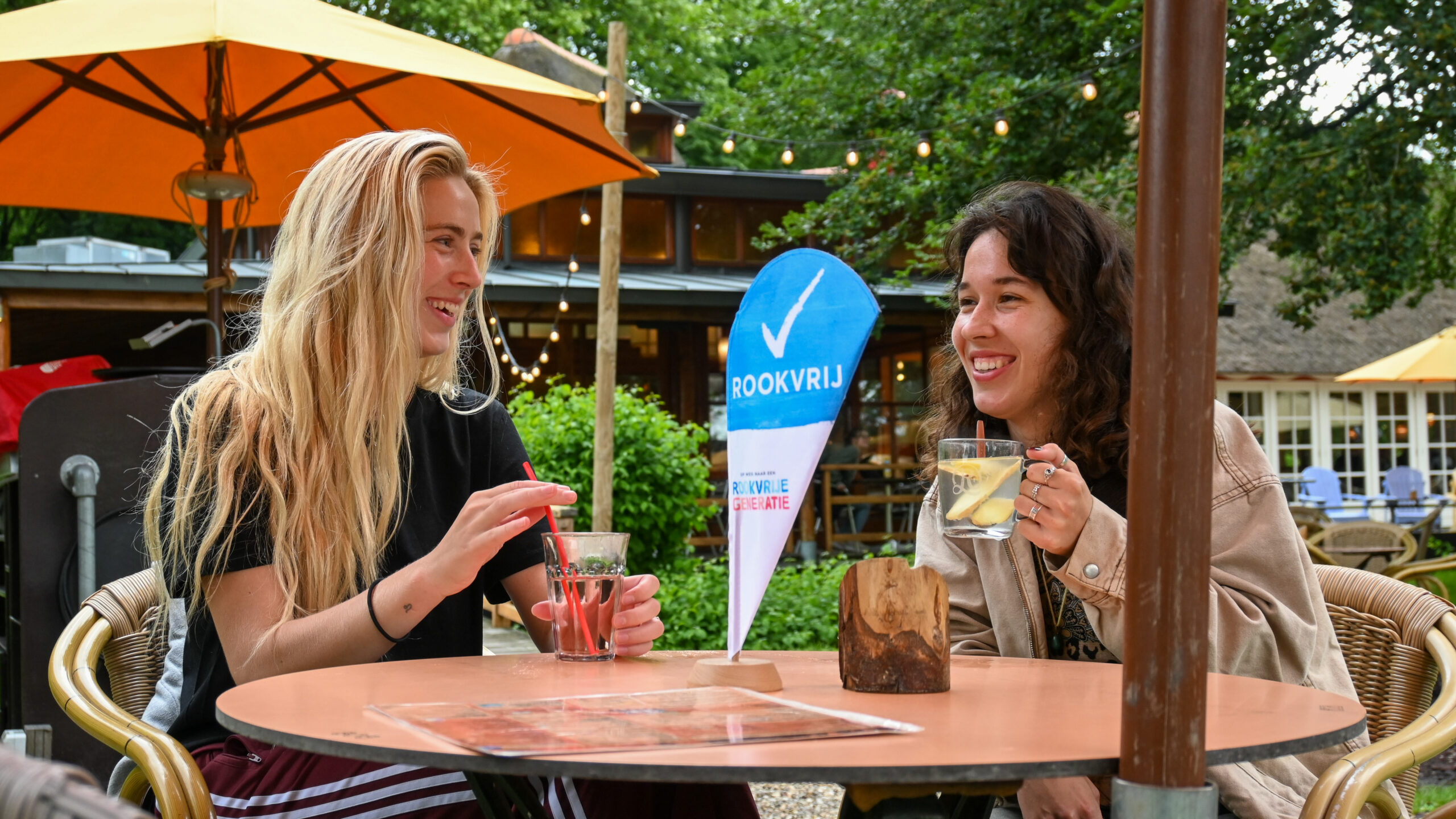 jonge vrouwen op rookvrij terras